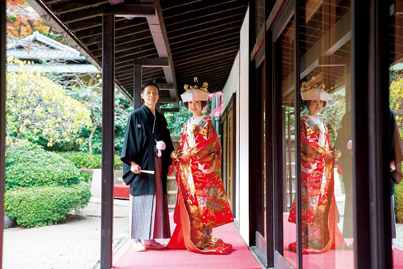 角隠しと赤の色打掛でクラシカルな日本の花嫁に
