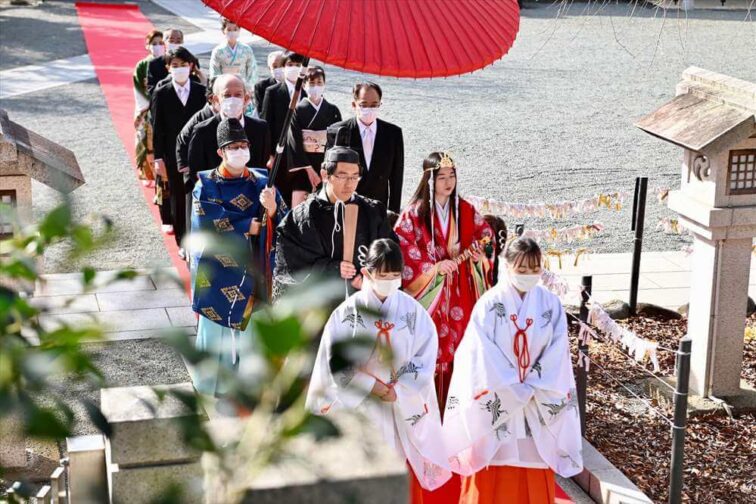 十二単の花嫁衣裳で叶えた 雅やかな雰囲気の神社結婚式